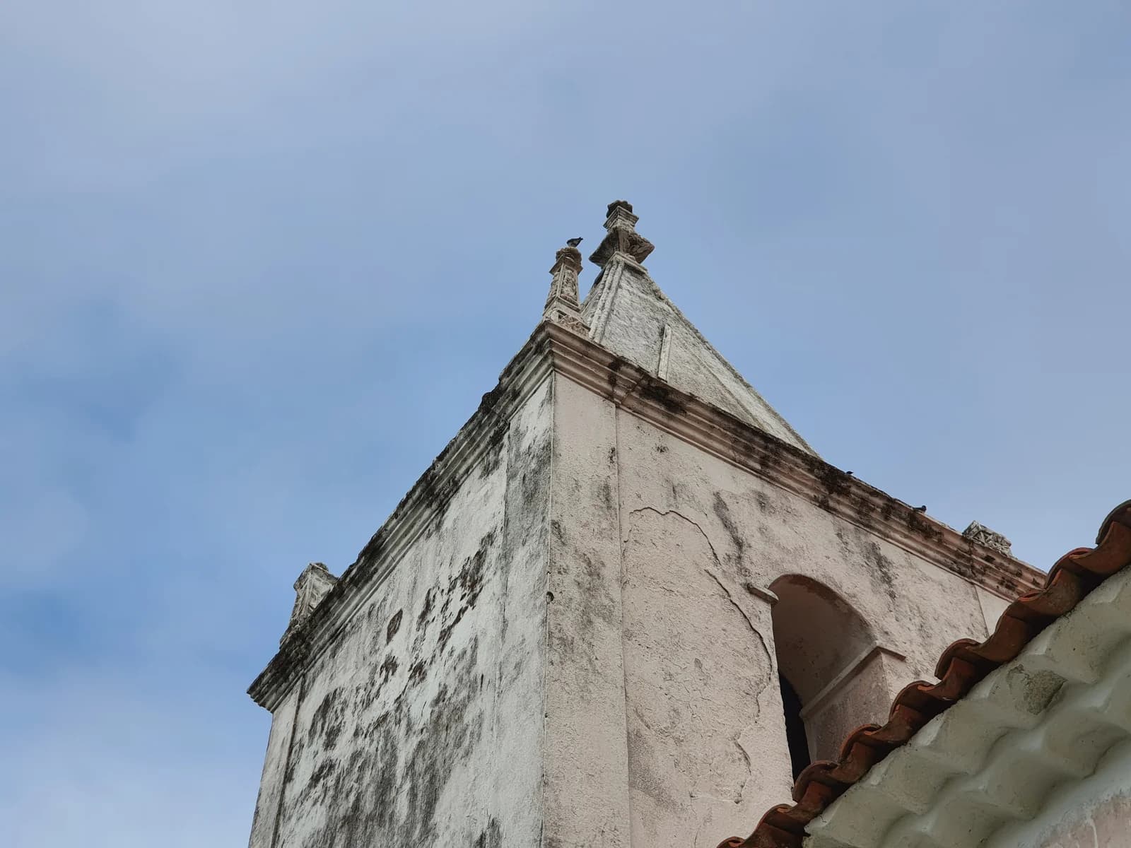 Detalhe da fachada e do frontão da Capela de Nossa Senhora da Penha, em Vera Cruz, Ilha de Itaparica